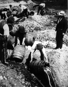 Un agent fédéral américain supervise la destruction de fûts de bière pendant la Prohibition américaine (1920-33)