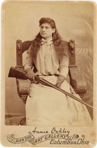 Annie Oakley : Annie Oakley. Ici, la légendaire tireuse d