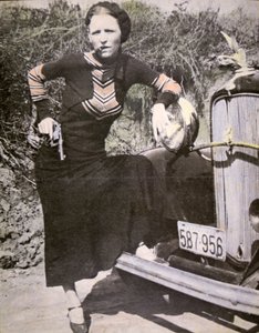 Bonnie Parker posant 
