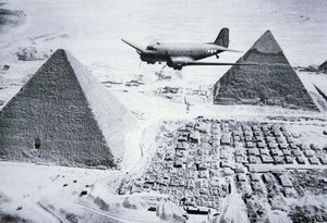 C-47 survolant les pyramides d
