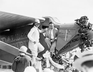 Le capitaine et Mme P Erwin lors du dévoilement de Dallas Spirit à Love Field, 6 août 1927