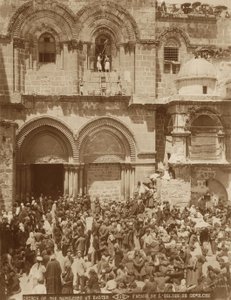 Église du Saint-Sépulcre, Jérusalem, avec la cour bondée de pèlerins rassemblés pour Pâques, 1898-1911