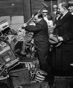 Fiorello La Guardia (1882-1947) détruisant des machines à sous confisquées