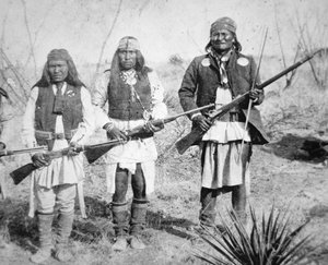 Geronimo et trois de ses guerriers Apaches