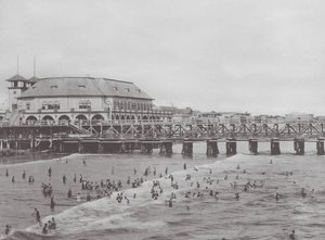 Long Beach, Californie : Auditorium municipal et scène de baignade (photo n/b)