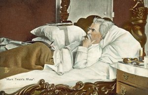 Mark Twain, couché dans son lit, fumant un cigare (photo couleur)