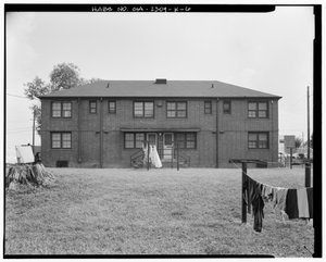 Côté nord - Clark Howell Homes, Bâtiment H-1, 253 Mills Street, Atlanta, comté de Fulton, GA (photo n/b)