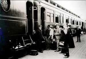 Passagers embarquant dans une voiture Pullman de première classe du Chicago, Burlington & Quincy Railroad en 1910