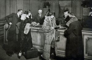 Passagers achetant des billets au guichet de la Great Northern Railway, Chicago - American Photographer