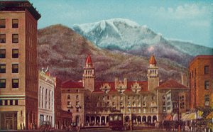 Pikes Peak Avenue, Colorado Springs, Colorado, Pikes Peak au loin (photo couleur) - American Photographer