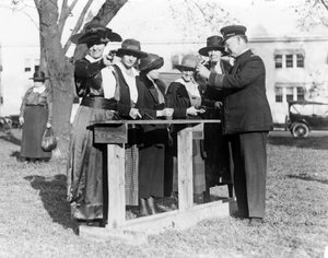 Officier de police enseignant aux femmes comment tirer, vers 1920