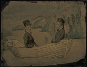 Portrait de deux femmes dans un bateau, années 1880 (photo)