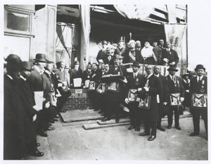 Schomburg parmi les Maçons et les Odd Fellows à la pose de la première pierre du Temple Ionique