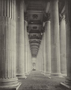 La colonnade du péristyle