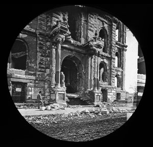 Entrée ouest du palais de justice après le grand incendie de Chicago, 1871 - American Photographer