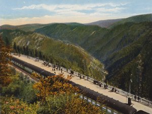 Train arrivant à American, Californie (photo couleur)
