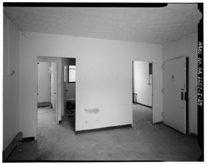 Appartement typique de 2 chambres avec entrée dans le salon, couloir avec salle de bain et chambres (à gauche), entrée dans la cuisine (à droite) - Techwood Homes, bâtiment n° 6, 465 Techwood Drive et 119-125 Hunnicutt Street, Atlanta, comté de Fulton, GA