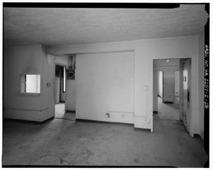 Appartement typique de 2 chambres avec salle à manger et salon, couloir avec entrée à la cuisine et salle de bain (à gauche), couloir vers les chambres (à droite) - Techwood Homes, Bâtiment No. 6, 465 Techwood Drive & 119-125 Hunnicutt Street, Atlanta, Com