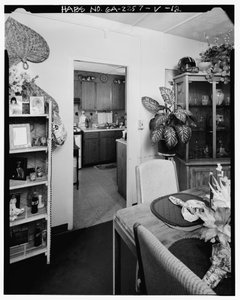Intérieur typique, salle à manger menant à la cuisine. - Techwood Homes, Bâtiment n° 18