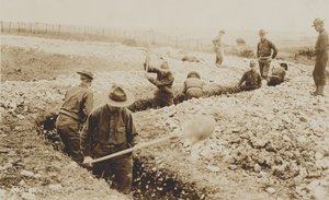 Marines américains en France creusant des tranchées, 1917-19