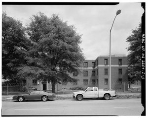 Côté ouest, 465 Techwood Drive et 125 Hunnicutt Street (à droite). - Techwood Homes, Bâtiment n°6, 465 Techwood Drive et 119-125 Hunnicutt Street, Atlanta, comté de Fulton, GA (photo n/b)