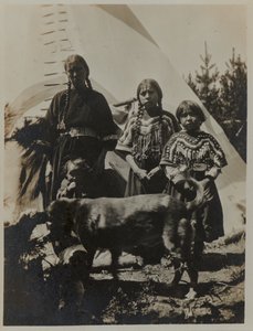 Femme, deux filles et un enfant avec un chien, ca. 1900 - American Photographer