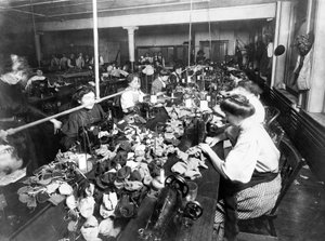 Femmes cousant des ours en peluche dans une usine, vers 1915