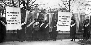 Femmes suffragistes manifestant devant la Maison Blanche, Washington DC, pub. 1917 - American Photographer