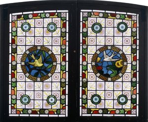 Une paire de fenêtres en verre plombé, vers 1890