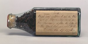 Feuilles de thé de la Boston Tea Party dans une bouteille en verre, collectées par T.M. Harris, Dorchester Neck, décembre 1773