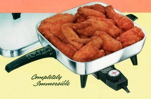 Poulet frit dans une poêle électrique rétro