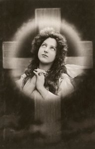 Femme dévote priant devant une croix - American School