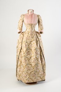 Robe en soie marron clair tissée avec un motif de fleurs mauves, bleues et jaunes et de feuilles vertes, panneau de corsage et poignets en soie côtelée rose clair