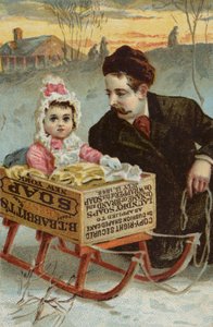 Fille assise dans une luge en boîte de savon