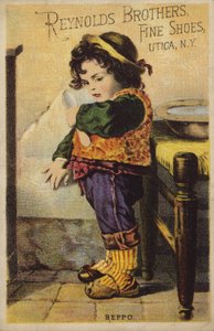 Fille portant des sandales dépareillées