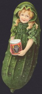 Fille, déguisée en concombre, tenant une boîte de soupe tomate Heinz