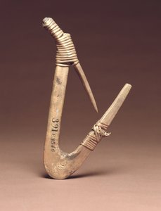 Hameçon à flétan, vers 1800 (bois et racine d