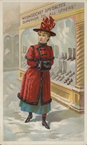 Dame faisant du lèche-vitrine sous la neige
