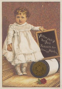 Petite fille tenant un tableau noir