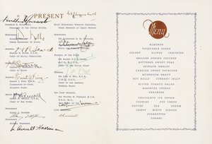 Menu imprimé signé par Winston Churchill et Franklin D. Roosevelt, U.S Flagship Augusta, Port du Navire, Terre-Neuve, daté du 9 août 1943. La première rencontre officielle de Churchill et Roosevelt qui a produit la Charte de l