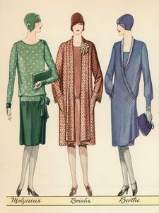 Trois flappers modélisant des tenues de créateurs français