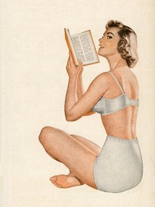 Femme en lingerie lisant un livre