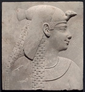 Plaque représentant une reine ou une déesse