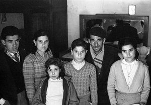 GROUPE FAMILIAL DANS UN SOUS-SOL