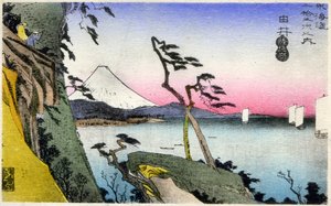 Géographie. Japon. Yui, vue du Fuji, enneigé, depuis Satta-toge, surplombant la baie de Saruga. (17e station). Gravure sur bois par Hiroshige dans : Cinquante-trois stations du Tokaido (1833-1834). Carte postale, Japon, vers 1900 - Ando or Utagawa (after) Hiroshige