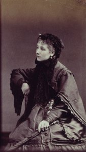 Portrait de Sarah Bernhardt (1844-1923) en costume de ville