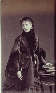 Portrait de Sarah Bernhardt (1844-1923) en costume de ville