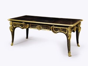 Bureau plat Louis XIV en écaille de tortue brune avec montures en bronze doré, vers 1710