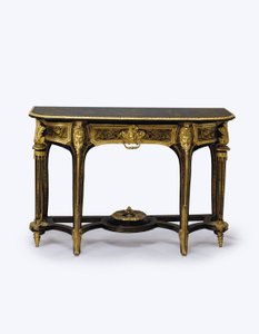 Une paire de tables de console en écaille de tortue brune montée en or moulu, vers 1710