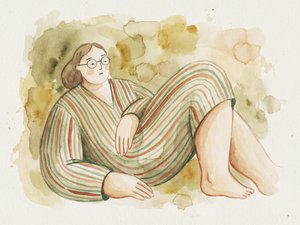 Une femme décontractée en rayures